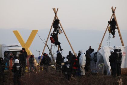 German police forcibly remove climate activists from Lutzerath