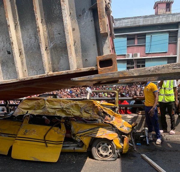 An unlatched container falls on commercial bus at Ojuelegba, Lagos killing 9 passengers
