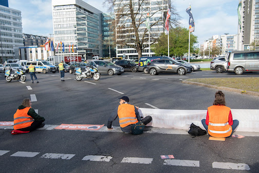 Activists of the group "Last Generation" block an exit at Ernst-Reuter-Platz. On Monday, according to its statements, the Last Generation will try to paralyze the entire capital. Photo: Paul Zinken/dpa