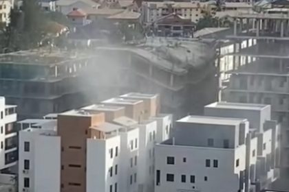 The building in north-east captured on video going down at Banana Island, Lagos