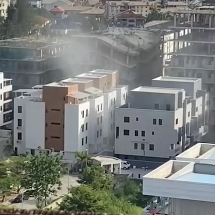 The building in north-east captured on video going down at Banana Island, Lagos