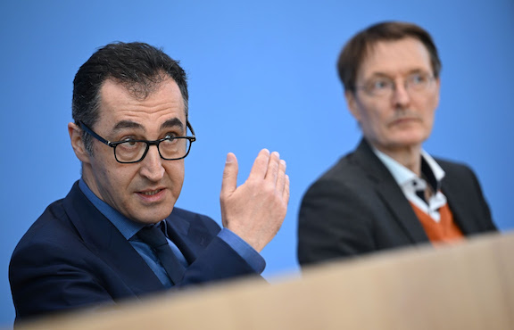 In Germany, the possession of a maximum of 25 grams of cannabis and the cultivation of a maximum of three plants at home are to be exempt from punishment in future, two ministers said on Wednesday. Photo: Britta Pedersen/dpa