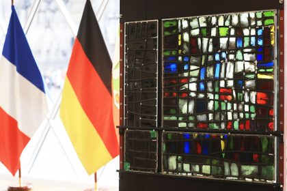 The restored (right) and damaged (left) parts of a stained glass window from Notre Dame de Paris on display in Cologne Cathedral, next to the German and French flags. Photo: Oliver Berg/dpa