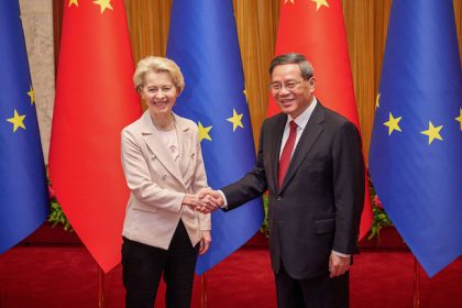 European Commission President Ursula von der Leyen (L) welcomed by Chinese Premier Li Qiang ahead of their meeting. Photo: Dati Bendo/European Commission /dpa