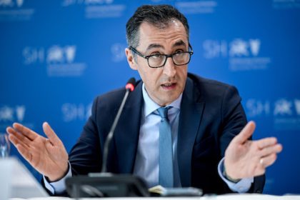 Cem Oezdemir, German Minister of Food and Agriculture, speaks at a press conference on the sidelines of the special conference of agriculture ministers on the "restructuring of livestock farming". Photo: Britta Pedersen/dpa