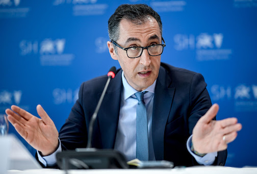 Cem Oezdemir, German Minister of Food and Agriculture, speaks at a press conference on the sidelines of the special conference of agriculture ministers on the "restructuring of livestock farming". Photo: Britta Pedersen/dpa