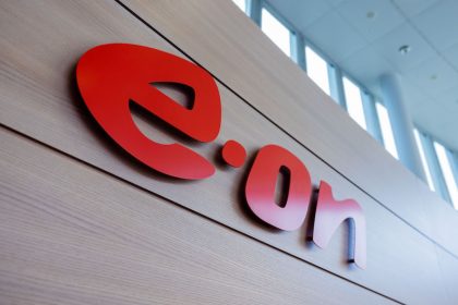 View of the logo at the corporate headquarters of the energy group eon before the start of the annual press conference. A jump in earnings in the first quarter gives the Eon Board of Management a slightly more optimistic outlook for the year as a whole. Photo: Rolf Vennenbernd/dpa