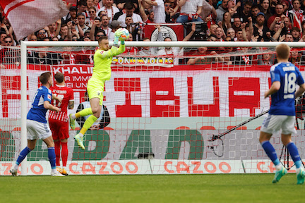 Football: Bundesliga, SC Freiburg - FC Schalke 04, Matchday 29, Europa-Park Stadion: Freiburg goalkeeper Mark Flekken (3.vl) intercepts the ball. Photo: Philipp von Ditfurth/dpa - IMPORTANT NOTICE: DFL and DFB regulations prohibit any use of photographs as image sequences and/or quasi-video.