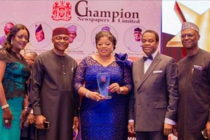 Middle: Managing Director/Chief Executive Officer, Fidelity Bank Plc and recipient of the Banker of the Year 2022 award, Mrs. Nneka Onyeali-Ikpe flanked by (L – R): Executive Director, South, Fidelity Bank Plc, Mrs. Pamela Shodipo; Managing Director, Graviti Hill Ltd, Dr Ken Onyeali Ikpe; former Governor of Cross River State, Mr. Donald Duke; and Executive Director/Chief Risk Officer, Fidelity Bank Plc, Mr. Kevin Ugwuoke at the Champion Newspapers’ Awards of the Year 2022 recently