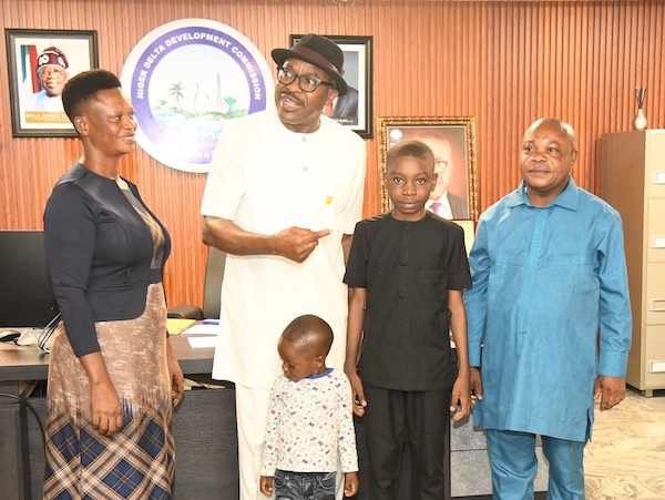 The NDDC Executive Director, Finance and Administration, Major General Charles Airhiavbere (Rtd.), (middle) receiving Master Miracle Nwagbara and his parents, who paid him a “thank you” visit, at the NDDC headquarters in Port Harcourt. First right is Mr. Solomon Nwagbara, while Mrs Nwagbara is on the left.