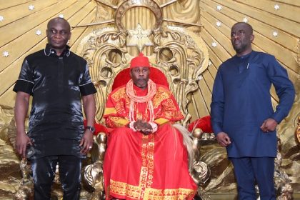 The Pere of Gbaramatu Kingdom, King Oboro Gbaruan II, flanked by the NDDC Managing Director, Dr Samuel Ogbuku (left) and the NDDC Executive Director Projects Mr. Charles Ogunmola, during a courtesy visit at the king’s palace in Oporoza, headquarters of Gbaramatu kingdom in Warri South West Local Government Area of Delta State