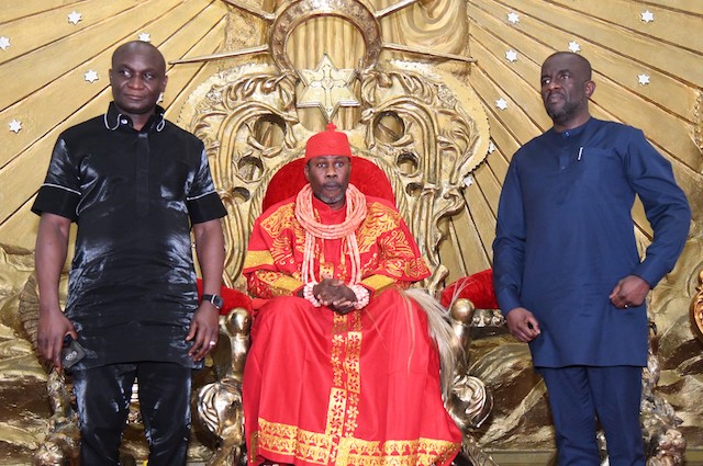 The Pere of Gbaramatu Kingdom, King Oboro Gbaruan II, flanked by the NDDC Managing Director, Dr Samuel Ogbuku (left) and the NDDC Executive Director Projects Mr. Charles Ogunmola, during a courtesy visit at the king’s palace in Oporoza, headquarters of Gbaramatu kingdom in Warri South West Local Government Area of Delta State