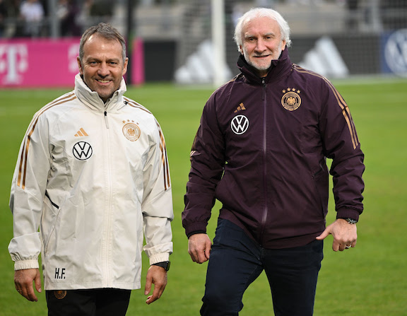 Soccer: National team, ahead of international matches against Peru and Belgium, public training, Stadion am Brentanobad. National coach Hansi Flick (l) and DFB sports director Rudi Völler stand together. Photo: Arne Dedert/dpa