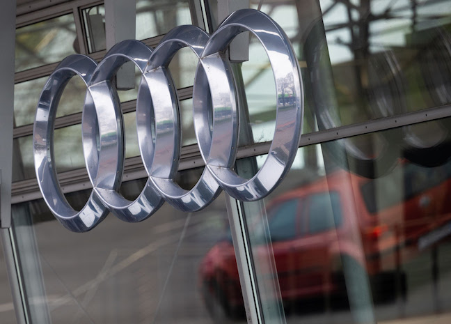 Lower Saxony, Hanover: Audi's logo hangs on the facade of an Audi dealership. Photo: Julian Stratenschulte/dpa