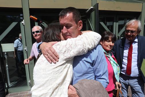 Alleged bathtub murderer hugs loved one out the court