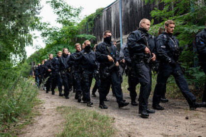 Police officers search in the area of the southern border of Berlin as part of a search operation for a lion. Photo: Fabian Sommer/dpa