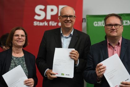 L-R) Kristina Vogt of The Left, Andreas Bovenschulte of the Social Democratic Party of Germany (SPD) and Bjoern Becker of the Alliance 90/The Greens hold the coalition agreement in their hands. Photo: Lars Penning/dpa