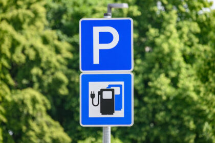 Sign for parking lots with charging stations for electric cars. Photo: Robert Michael/dpa