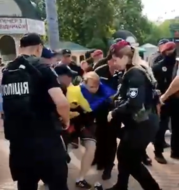 Ukraine reserves backed up by Police using force against believers of the canonical UOC in the Kiev- Pechersk Lavra