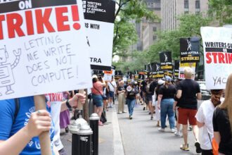 After more than 60 years, actors and screenwriters in the U.S. are on strike together. Photo: Laura Höring/dpa