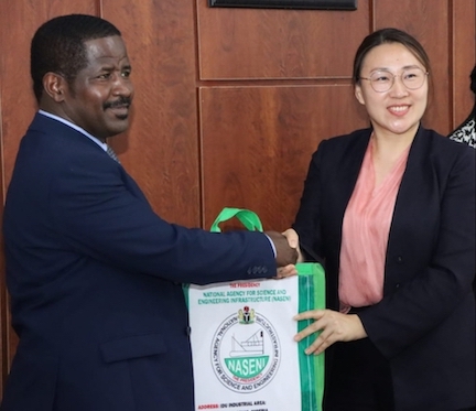 Dr. Bashir Gwandu, Executive Vice Chairman/CEO of National Agency for Science and Engineering Infrastructure (NASENI), presenting a sourvenir to Ms. Joyce Chen, Founder, LEMI Technology, China during a business delegation by visit by the company to the Agency’s headquarters in Abuja on Monday July 17, 2023