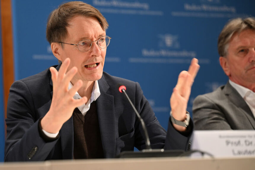 German Health Minister Karl Lauterbach (L) speaks during a press conference at the end of the Health Ministers' Conference. Photo: Felix Kästle/dpa