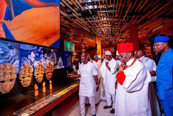 Oba of Benin, HRM Omo N’ Oba N’ Edo, Uku Akpolokpolo, Ewuare II (right); Chairman of EnterpriseNGR, Mr. Aigboje Aig-Imoukhuede (second right) and Governor of Lagos State, Mr. Babajide Sanwo-Olu (left) during the Oba’s visit to the John Randle Centre for Yoruba Culture and History, Onikan on Sunday, 26 November 2023.