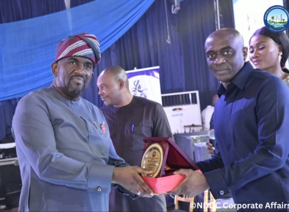 The Chairman of the NDDC Governing Board, Mr. Chiedu Ebie (right), presenting a plaque to the former Executive Director, Projects, Mr. Charles Ogunmola, during a send-off party for the immediate top management staff of the Commission in Port Harcourt.
