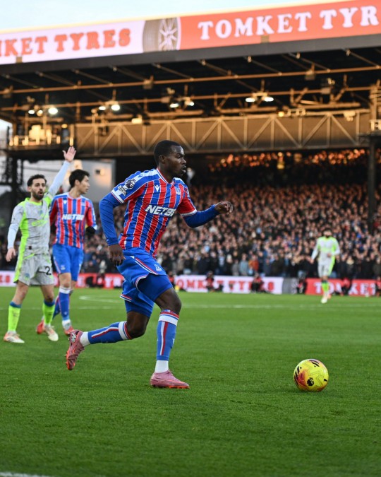 CITY CRUSH PALACE 3-0 TO KEEP TITLE FIGHT RED-HOT