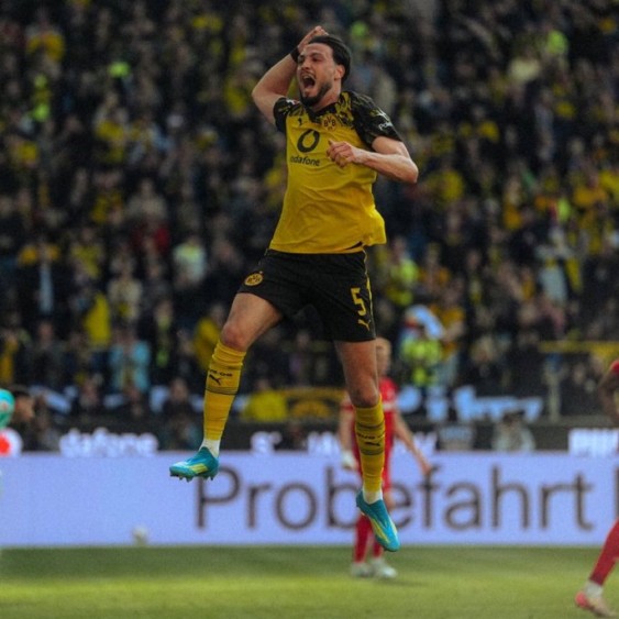 YELLOW SUB-MARINE: Dortmund Sink Freiburg to Secure UCL Berth