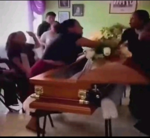 HE IS MINE: Women Brawl in Veracruz Over Cheating Boyfriend Coffin Graveside love in Veracruz