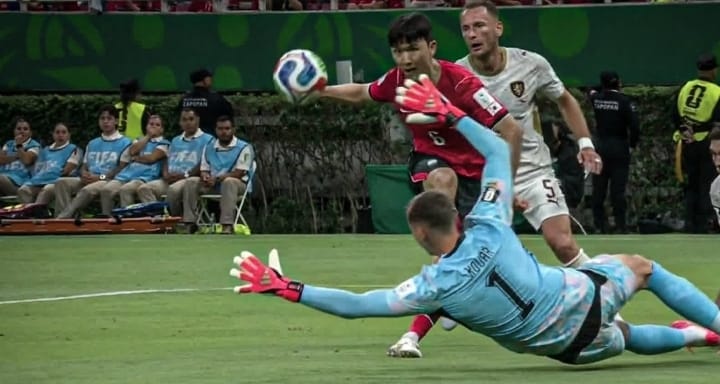 SEOUL TRAIN! Super-sub Oh defies 38°C fever to sink Czechs in World Cup thriller SEOUL TRAIN! Super-sub Oh defies 38°C fever to sink Czechs in World Cup thriller
