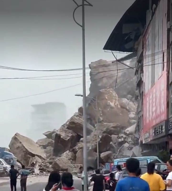 Huge Landslide in Chongqing, China Traps Residents and Displaces Hundreds Torrential Rain Triggers Destructive Landslide in Chongqing, Highlighting China’s Vulnerability to Extreme Weather